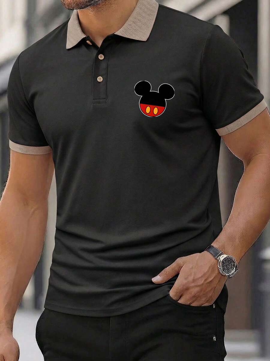Officially Licensed By Disney: Men's New Summer Short-Sleeve Polo Shirt Featuring A Mickey Mouse Graphic Print Logo. Boasting A Vintage American Aesthetic And A Sophisticated Business-Style Collar, This Versatile Top Serves As An Excellent Layering Piece And Is Ideal For Golf. - 黑色 - 查看 1