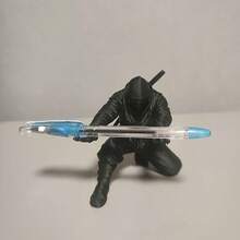 Hộp đựng bút hình võ sĩ đạo Samurai, có thể tô điểm thêm vẻ thời trang cho bàn làm việc của bạn. Nó có thể đựng bút bi, bút máy, bút chì và nhiều vật dụng văn phòng phẩm khác, là món quà lý tưởng dành cho bạn bè và đồng nghiệp. - 1PC-Đen - Xem 5