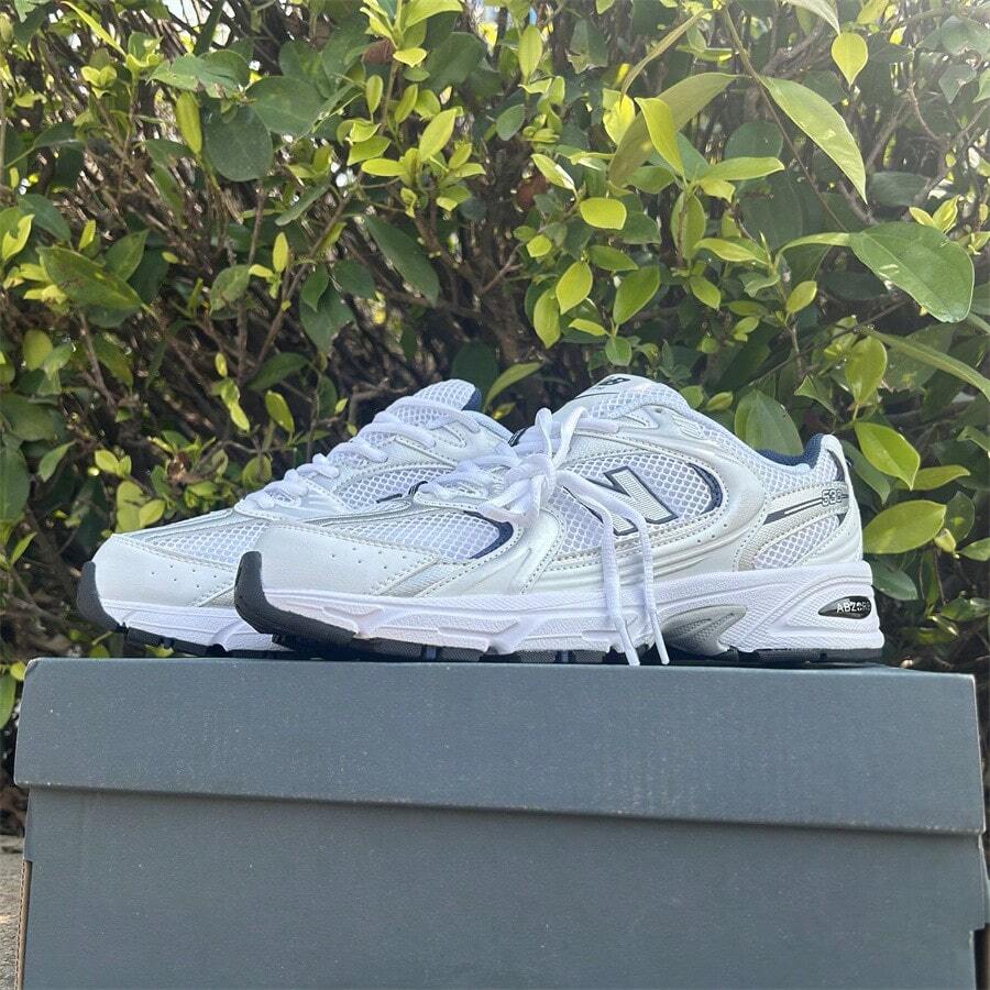 新款 S-Balance MR530SG 经典复古网布和合成革休闲运动鞋，白色和银色男女通用款 - 銀色 - 查看 1