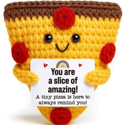 1 st. mini inspirerande virkad pizza, virkad djurformad, handgjord virkad pizza, uppmuntrande och motiverande, stresslindring, examenspresent, rolig pizzatemapresent till kvinnliga kollegor och vänner, varm motiverande present, positiv energipresent till arbetsplatsen - lämplig att placera på skrivbordet, i båset eller hemmakontoret. Liten pizza, stor uppmuntran!