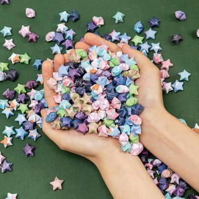 540 قطعة من أوراق الأوريغامي المطبوعة بنمط الحروف الإنجليزية، وأوراق مطبوعة بنمط السماء النجمية والمجموعات النجمية، أشكال نجمية مطوية يدويًا وبشكل إبداعي، يمكن استخدامها للديكور والهدايا