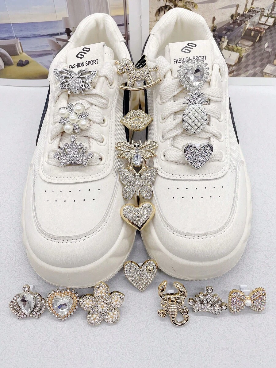 6 Stücke goldene und silberne Kronen- und Herz-ABS-Schuhband-Anhänger für Damen-Sneaker, Strass-Schmetterling-Schuhband-Schnallen, DIY-Dekorationen, Schuhclips-Zubehör