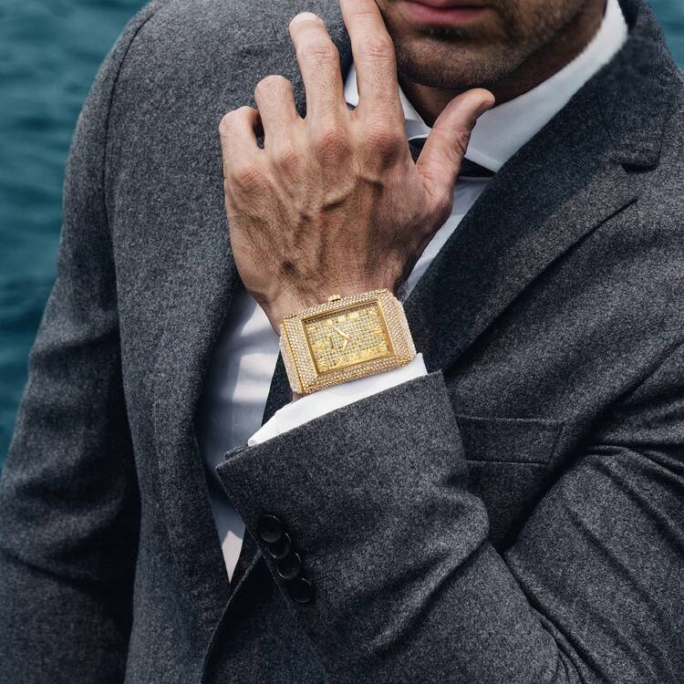 YaLaLuSi品牌奢华金色动力腕表，方形表盘，罗马数字时标，表身镶嵌水晶，尽显优雅气质。配备表带调节器，是聚会、派对和日常佩戴的完美之选。也是送给男友、家人和兄弟的理想礼物，更是所有节日和生日礼物的最佳选择。 - 金色 - 查看 5