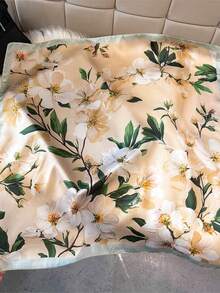 一款以春夏山茶花为主题的方巾，适合日常佩戴。 - 彩色 - 查看 12