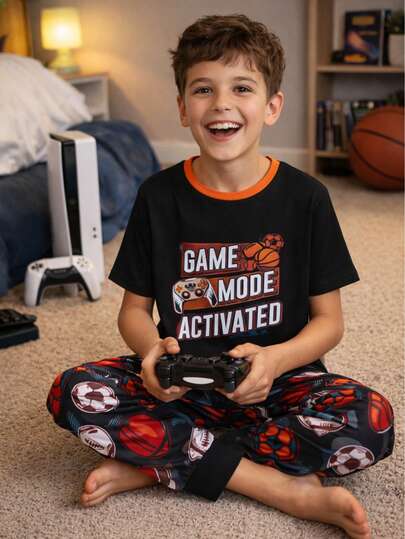 Pijama de 2 piezas de manga corta para niños, top de cuello redondo con estampado de máquina de juego de letras y pantalones con estampado completo de elementos de bolas, tela cómoda, adecuado para que los niños usen en casa en primavera y verano