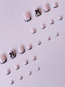 升级你的美甲风格！24片装短方形脚趾甲贴片，黑色法式亮面全覆盖脚趾甲套装，饰有黑色蝴蝶结，包含1片果冻胶和1个指甲锉，适合派对、婚礼、日常佩戴。 - 黑色 - 查看 3