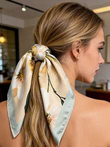 一款以春夏山茶花为主题的方巾，适合日常佩戴。 - 彩色 - 查看 5