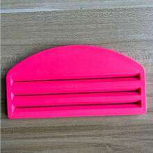 重型塑料宠物食品分配器，挤压式，材质耐用，易开盖，无需组装，设计紧凑，无需电池 - 擠壓餵食 - 查看 7