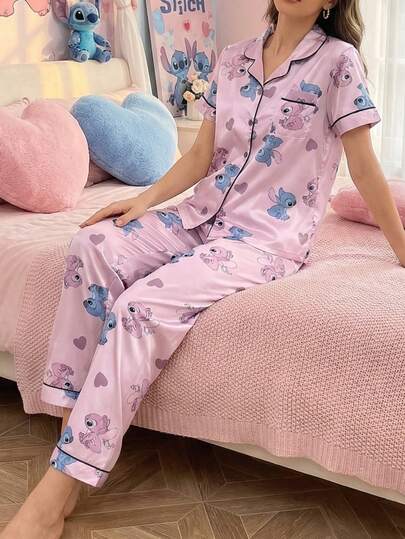 Disney 两件套卡通印花舒适缎面休闲纽扣上衣和松紧腰裤睡衣套装，女士款，面料柔软透气，适合所有季节。
