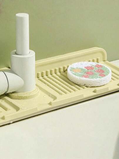 硅胶水槽防溅罩，采用倾斜式水流设计，配备大尺寸防滑水龙头底座垫和易于清洁的滴水盘，适用于厨房水槽、浴室盥洗台、洗衣房、房车等场所，是实用的家居必备品和浴室装饰配件。