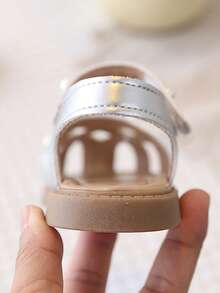 1 Pair Girls' Pearl Hollow Plaid PU Non-Slip Closed Toe Hook And Loop Flat Princess Style Sandals, Suitable For Summer Wear - Silver - View 7