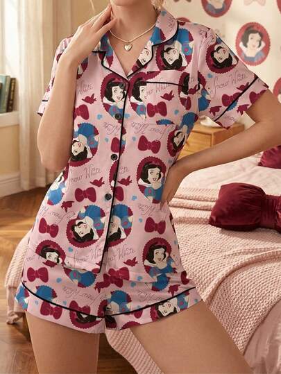 Disney Bộ đồ ngủ 2 món in hình công chúa hoạt hình, chất liệu satin mềm mại, thoải mái, kiểu dáng dễ thương, gồm áo sơ mi cài cúc phía trước có túi và quần short cạp chun, dành cho nữ. Vải mềm mại và thoáng khí, phù hợp cho mọi mùa.