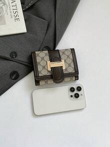 女士PU皮革字母印花三折短款钱包，多卡位设计，容量大。时尚便携，复古五金配件，可作零钱包和小钱包使用。是女孩和上班族工作旅行的理想之选，也是完美的生日礼物。 - 淺灰色 - 查看 6