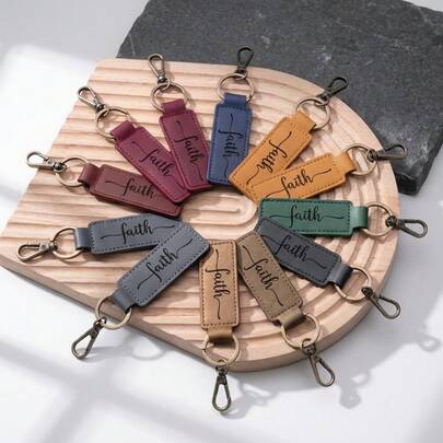 1 pieza Llavero personalizado, nombre grabado personalizado, fecha o inicial, llavero de cuero con texto grabado, regalo ideal para cónyuge, familia, amigos - Navidad, Día del Padre, Día de la Madre, San Valentín, cumpleaños, aniversario, vuelta al colegio, graduación, etc. El tamaño se ajusta cómodamente a la mano, el bolsillo o la bolsa.