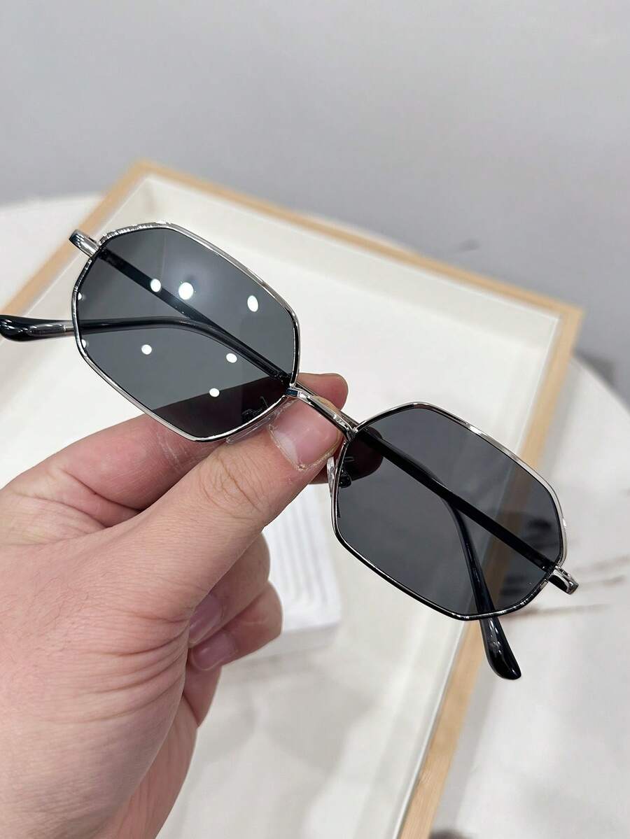 1 chiếc kính thời trang nữ gọng vuông nhỏ màu bạc, kiểu dáng retro, phù hợp để đeo hàng ngày và chụp ảnh đường phố.