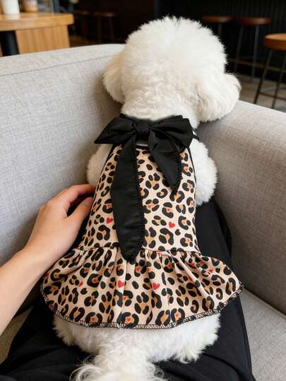 2026夏季宠物连衣裙，豹纹图案，颈部系带设计，蝴蝶结装饰，适合猫狗穿着。