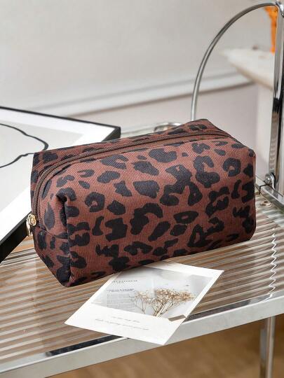 一款棕色豹纹拉链化妆包。时尚休闲，大容量便携。这款时尚旅行化妆包是收纳化妆品的理想之选，非常适合存放卫生巾、卫生棉条、耳塞、充电器、有线耳机、口红、化妆品、香水、护肤品和美容用品。送给女性的绝佳礼物，无论是圣诞礼物、创意礼物，还是必备的旅行化妆品收纳包，都是不错的选择。