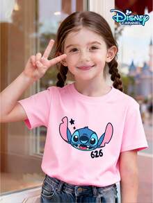 This Casual T-Shirt For Girls Is Suitable For Children Aged 4 To 12. Featuring A Disney Lilo & Stitch And Angel Couple Print (626 & 624), It Incorporates Stitch's Playful Tongue-Out Pose, The Number "626," 3D "Angel STITCH FOREVER" Lettering On The Back, Heart Halos, And Star Elements, Recreating A Sweet Interactive Scene. Made From 100% Pure Cotton, It's Soft, Durable, Skin-Friendly, Sweat-Absorbent, And Breathable. It Can Be Paired With Tulle Skirts, Denim Skirts, Casual Leggings, Wide-Leg Casual Pants, Cargo Shorts, And Casual Sweatpants. Suitable For Various Occasions Such As Theme Park Visits, Family Trips, Daily School, Outdoor Parties, And Birthday Photoshoots, The Sweet Cartoon Print Design Meets The Daily Sweet Dressing Needs Of Girls Aged 4 To 12. It's A Summer Bestseller That Combines Practicality And Childlike Fun. - 粉色 - 查看 2