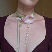This Handmade Designer Calla Lily Necklace Is A Women's Necklace Featuring A Crystal And Pearl Tassel Pendant.It Is Adorned With An Elegant French Floral Pattern And Bohemian Style, Making It Very Suitable For Parties, Banquets, Weddings, Holidays, Vacations, Dates, And Other Occasions. - 粉色 - 查看 3