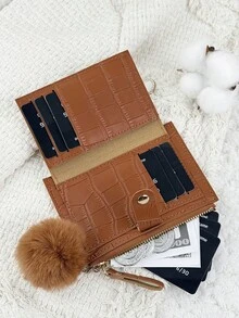 SOUTHLAND&KANGAROO 这款棕色鳄鱼纹翻盖卡包饰有绒球吊坠，搭配石纹搭扣，时尚轻薄便携，可装现金、身份证、信用卡和零钱，是生日、周年纪念日、圣诞节、情人节等节日送给爱人、女士、女孩、青少年、大学生、学生、书包、学习用品以及返校用品的理想之选。 - 棕色 - 查看 6