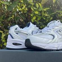 新款 S-Balance MR530SG 经典复古网布和合成革休闲运动鞋，白色和银色男女通用款 - 銀色 - 查看 4