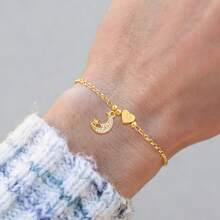 Những chữ cái hình trái tim màu vàng