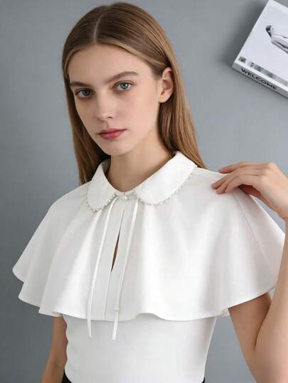  一件白色珍珠披肩，带披肩和假领，搭配复古开衫和云朵肩假领，适合女性穿着。