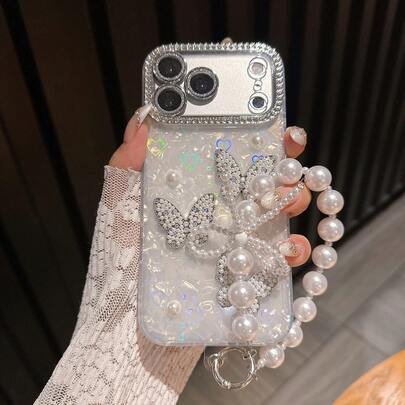 Luxury Diamond Decor White Pearl Heart Butterfly Phone Case + Pearl Wrist Strap, Suitable For IPhone 17 Pro Max/17 Pro/17/16 Pro Max/16/16 Pro/16 Plus/15/15 Pro Max/15 Pro/15 Plus/11/12/13/14 Pro Max/11 Pro/11 Pro Max/12 Pro/12 Pro Max/13 Pro/13 Pro Max/14 Pro/14 Pro Max/14 Plus, Acrylic Hard Shell Full Coverage Anti-Drop Creative