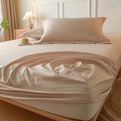 一套纯色法兰绒高克重床笠套装（含2个枕套），适合日常使用、宿舍、居家、旅行，四季皆宜。