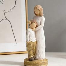 一件北欧风格的母子拥抱摆件，描绘了母子在书房阳台入口处拥抱的温馨场景。这款摆件非常适合作为母亲节礼物，也可作为客厅餐桌上的装饰品。其舒缓的桌面设计，展现了母子间深厚的感情。该摆件由树脂制成。 - 1PC - 查看 3