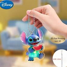 2D平面印刷，1个迪士尼亚克力吊坠，图案为史迪奇吃西瓜，可作圣诞树装饰、情人节情侣迪士尼装饰吊坠，用途广泛，可用于背包、钥匙扣、节日装饰、喜庆装饰，趣味十足，经久耐用，适合挂在车上、包包上、圣诞树上，趣味钥匙扣设计 | 耐用亚克力2D平面印刷 - 彩色 - 查看 1