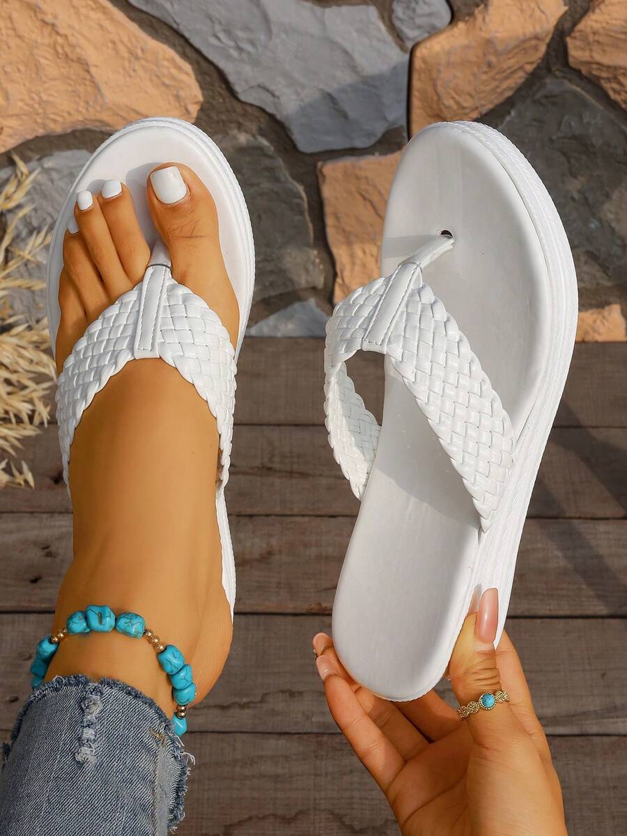 女款夏季編織帶夾趾坡跟涼鞋，厚底增高輕量休閒款，適合度假與通勤穿著
