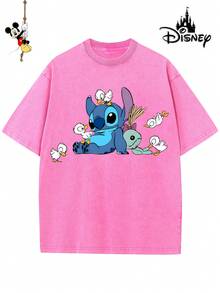 Disney-Licensed Men's Cotton T-Shirt For The 2026 Family Holiday. Featuring A Stitch Motif, Washed Crew Neck, Soft And Comfortable Feel, Easy Care And Suitable For Various Occasions Such As Holidays, Everyday Life And Commuting – Full Of Festive Spirit. - 玫紅色 - 查看 1