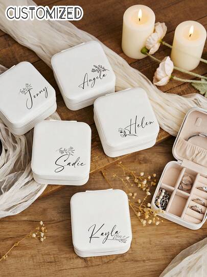Hộp đựng trang sức hoa văn cá nhân hóa có chữ cái, Hộp đựng trang sức vuông bằng da PU khắc tên theo yêu cầu, Hộp đựng nhẫn du lịch bằng da, Hộp đựng trang sức tùy chỉnh, Quà tặng Ngày của Mẹ cho phụ nữ, bạn thân, mẹ, bà, bạn gái, Tiết kiệm không gian, Đa chức năng, Thanh lịch, Chất lượng cao, Trang trí nhà mùa thu, Ngôi nhà hài hòa