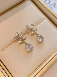 一对优雅的个性化水钻花朵泪滴吊坠耳环，适合女性日常佩戴，也适合节日、约会和派对等场合。 - 花朵水滴 - 查看 4