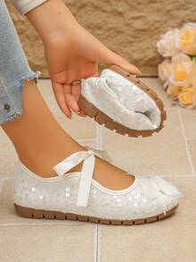 Giày Mary Jane đính sequin hình bướm mùa hè 2026 mới cho nữ, giày búp bê ren thấp cổ, giày bệt buộc dây ngọt ngào, chống trượt, chống mài mòn, thoải mái, phù hợp cho mua sắm hàng ngày, trà chiều, kỳ nghỉ biển. Họa tiết bướm 3D sống động và bắt mắt, sequin ren tinh tế và mộng mơ, dây buộc ruy băng satin thanh lịch và duyên dáng, đế mềm thoáng khí và không bí bách, dễ dàng tạo nên một bầu không khí ngọt ngào. - trắng - Xem 4