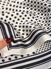 Un pañuelo cuadrado versátil para primavera/verano con estampado de parches de onda que es adecuado para el uso diario - Multicolor - Ver 5