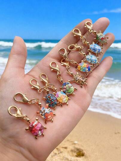 Une série de porte-clés mignons de tortue, chacun avec une carte inspirante, réconfortante ou stimulante exprimant l'amour et les soins. Ces porte-clés peuvent être utilisés comme accessoires, petites décorations, pendentifs, bracelets, portefeuilles, charms de téléphone, etc. Ils font le cadeau parfait pour les amis et les camarades de classe qui aiment les choses mignonnes, convenant pour la fête des mères, la fête des pères, les souvenirs de remise des diplômes, les voyages, les fêtes et plus encore.