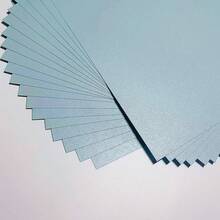 Pacote com 15 folhas de cartolina azul-clara perolada dupla face, papel artesanal multiuso, papel decorativo, tamanho A4 (29,7 x 21 cm), 250 g/m², ideal para recortar e fazer cartões, decorações para o Halloween, Natal e festas. - 15 folhas de papel perolado azul claro - Ver 12