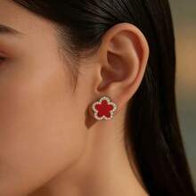 1 Đôi bông tai hình cỏ bốn lá đính đá nhỏ xinh, món quà may mắn ngọt ngào dành cho phụ nữ trong các bữa tiệc. - Đỏ - Xem 4