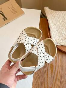 1双女童白色镂空蕾丝交叉凉鞋，软底防滑学生鞋 - 米色 - 查看 7