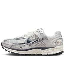 (WMNS) Nike Air Zoom Vomero 5 'Photon Dust Metallic Silver' - 彩色 - 查看 1