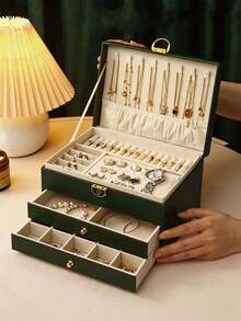 1个三层首饰盒,大容量可上锁首饰收纳盒,大号PU皮革首饰盒,手表和手镯收纳盒,抽屉式首饰展示盒,梳妆台收纳盒,首饰收纳盒,高品质桌面收纳盒,可存放戒指、项链、手镯、耳环和吊坠,是送给女性的完美礼物,也是节日礼物和圣诞礼物的理想之选。 - 大容量首飾盒 - 查看 5