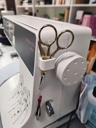 2/1 缝纫机剪刀收纳盒套装，含双面胶带（含双面胶带）。这是一款多功能缝纫用品收纳盒，可存放剪刀、镊子和线头，可拆卸。