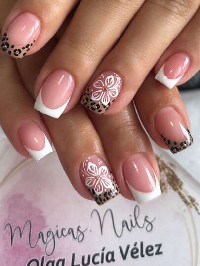 24pcs Cute Square Press On Fake Nails Colorful Short Nail White Flower Acrylic French Fake Nails Women Coffin Nails