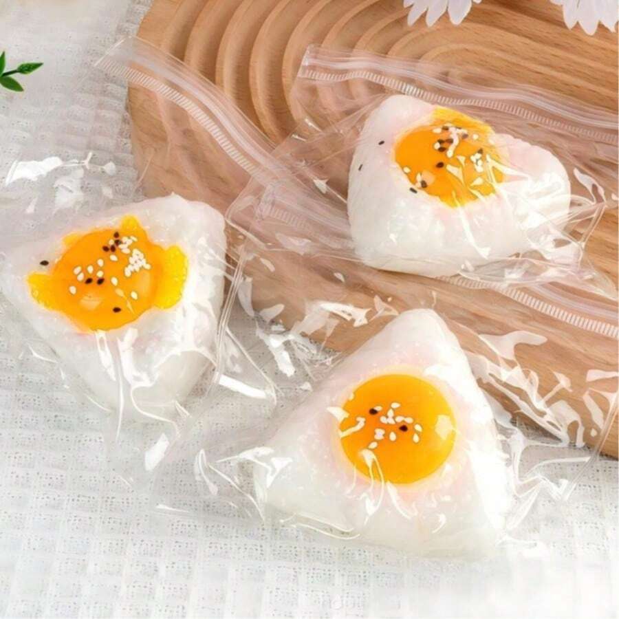 1个2026年畅销蛋黄馅三角饭团软萌玩具，女生减压创意礼物，节日、生日、情人节完美之选，独特礼物 - 彩色 - 查看 1