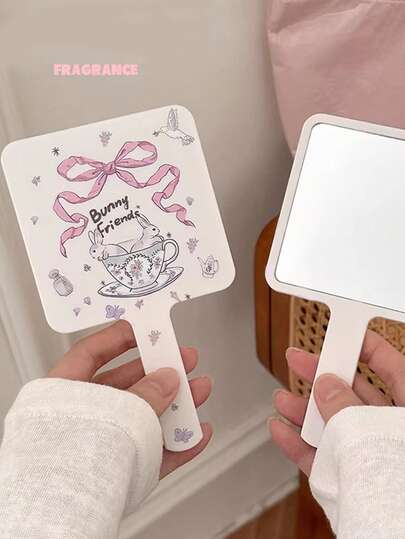 1. 女生风格的人会随身携带镜子，旅行时也会使用。她们在学生宿舍里会用便携式化妆镜，在浴室里会用镜子梳妆打扮，外出时也会带上小巧便携的镜子。