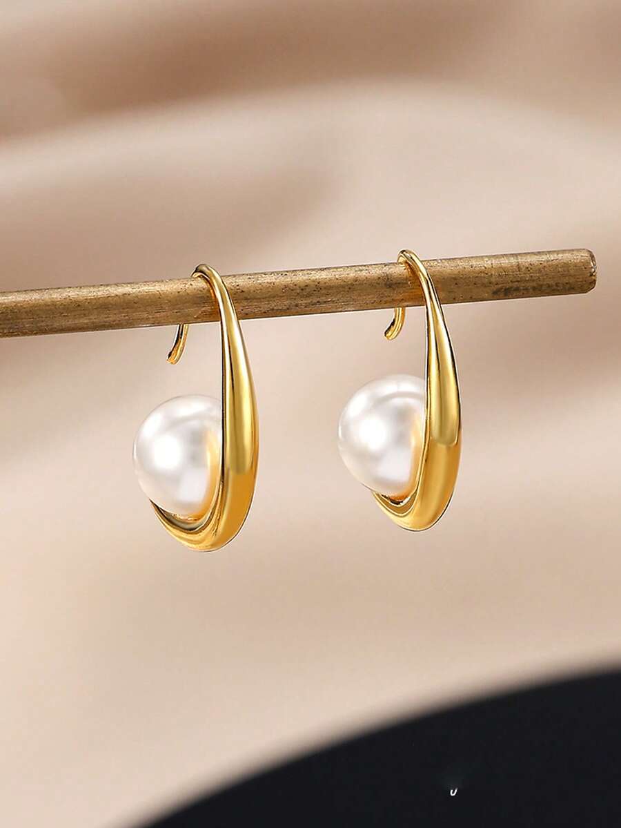 C形水滴珍珠银耳环，简约别致风格，适合派对和日常佩戴