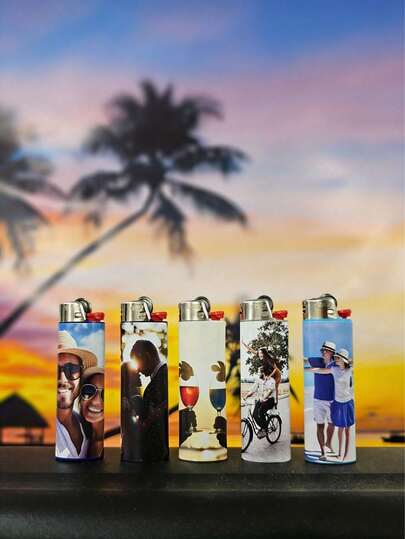 Nhãn dán bật lửa tùy chỉnh với họa tiết cá nhân, nhãn dán bỏ túi bật lửa cá nhân hóa, đồ trang trí quảng cáo bật lửa và quà tặng khuyến mãi. Có thể in logo và khẩu hiệu quảng cáo. Thích hợp làm quà tặng hoặc quà khuyến mãi (không bao gồm bật lửa).