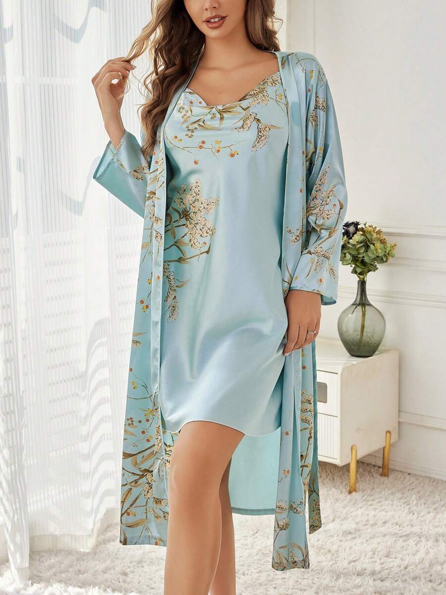 Bộ đồ ngủ nữ 2 món thanh lịch in họa tiết hoa lá, chất liệu lụa nhẹ, gồm áo choàng dài thắt eo và váy ngủ hai dây, kiểu dáng rộng rãi với cổ áo xếp nếp và váy ngắn, thoải mái và gợi cảm.